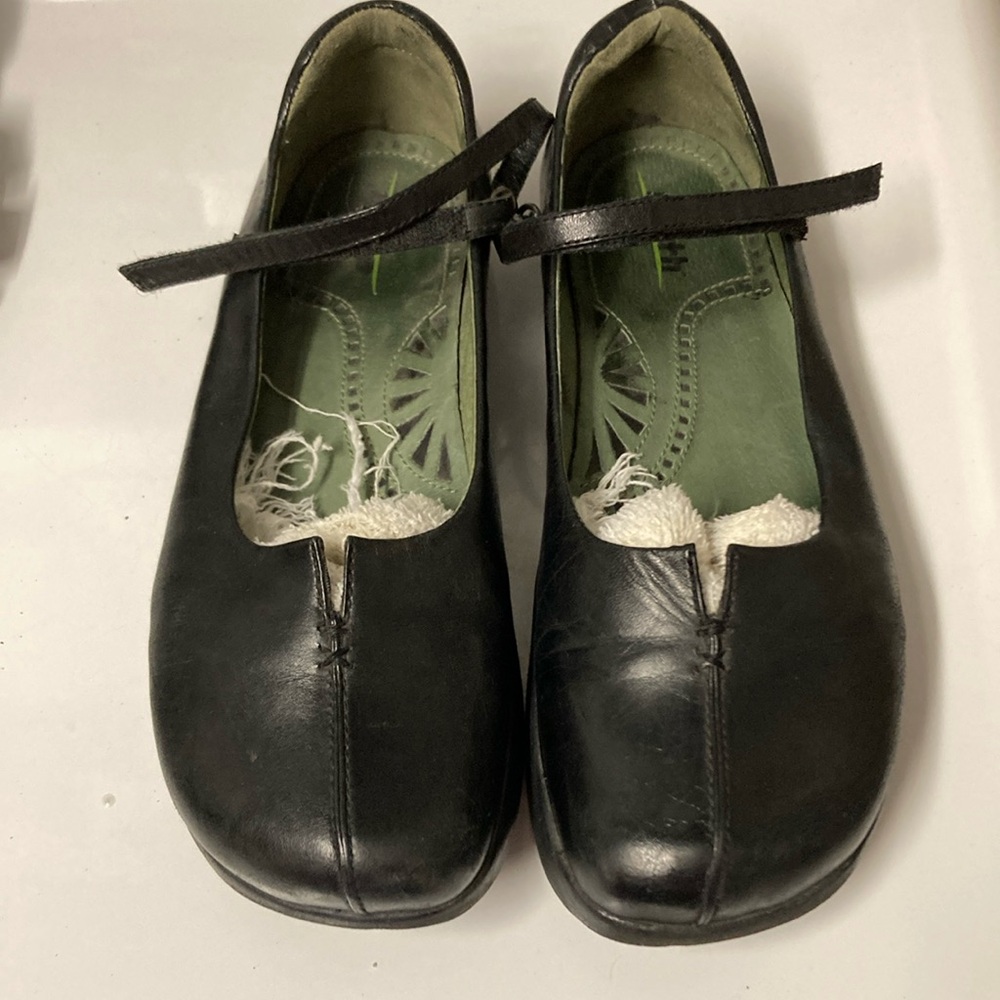 Earth Leather Negative Heel Black Loafers 9B